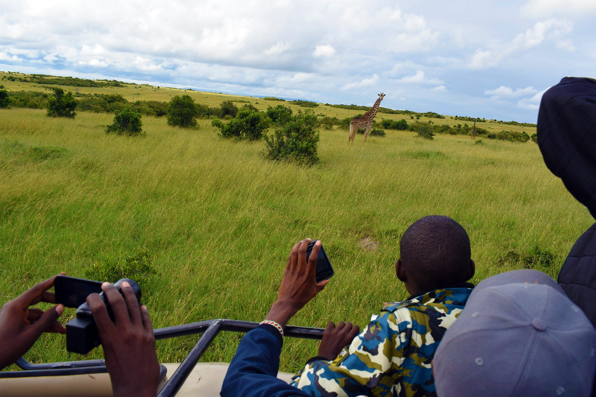 kids taking a picture of a giraffe – KidsOnSafari